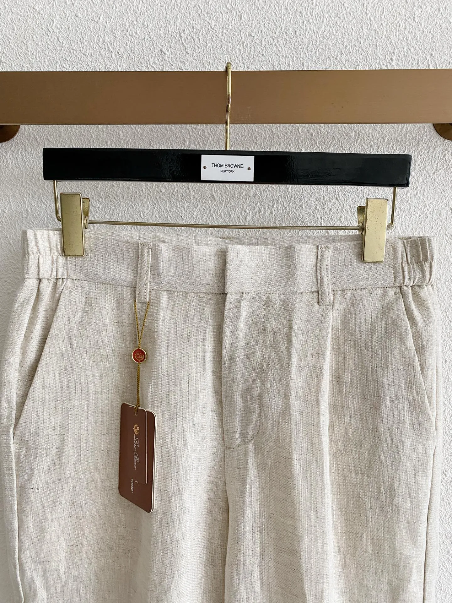 Loro Piana linen tapered trousers Fabric: Made of 100% Italian rain dew linen, treated with the brand's exclusive softening process to weaken the rough and skin-piercing feel of the original linen material; the surface retains the natural clear linen texture, matte low-saturated tone, Breathable and quick-drying, making it the core fabric for a complete set of spring and summer old-money styles. Pattern structure: tapered cut, wide at the top and slightly tapered at the bottom, with the trousers length exposing the ankles, neat and not dragging, modifying the leg shape, and highly tolerant to various leg types; single pleat design on the front, increasing abdominal margin, and no tight wrinkles when sitting for long periods of time; clever waistband, standard trousers placket + belt loops on the front, hidden elastic waist on both sides, taking into account formal formality and daily comfort, without picking on the waistline; It has diagonal pockets on both sides, minimalist wiring and no exposed logos, maintaining a low-key texture; the flat trouser legs do not need to be rolled, and have relaxed and casual lines. Color options: Dark Coffee Brown, Navy Blue, Cream White, and native hemp Beige, covering all commuting, leisure, and vacation scenarios. Style positioning: Italian relaxed and light business style, minimalist holiday style, new Chinese style daily wear, same style unisex version for men and women, focusing on high-end complete sets without logos. Sizes:M-4XL